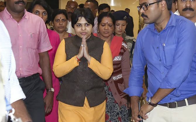 શિરડી સાંઈબાબા મંદિર ડ્રેસ કોડનો વિવાદ વકર્યો… જો વાંધો ઉઠાવ્યો તો તૃપ્તિ દેસાઈનું મોઢું કાળું કરવામાં આવશે.. જાણો આવી ધમકી કોણે આપી…