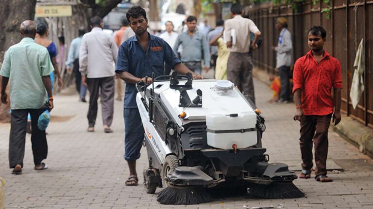 637018-sweeping-machine