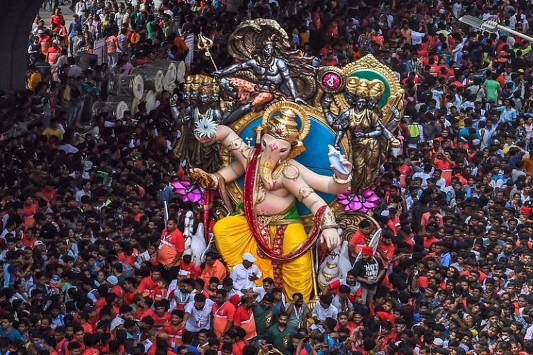 Beware-of-robbers-and-thieves-at-Public-places-during-Ganeshutsav_11zon