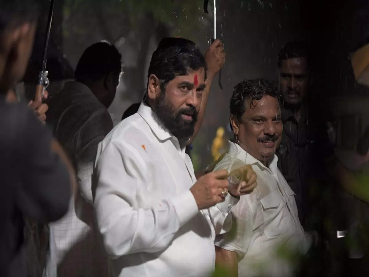 શું મહારાષ્ટ્ર સરકારમાં હજી મોટા ફેરફાર આવવાના છે-હવે ચર્ચા છે કે રાષ્ટ્રવાદી અને કોંગ્રેસના 15 ઘારાસભ્યો શિંદેસેના ભણી