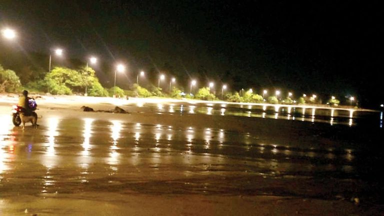 Electric-pole-fell-down-at-Dadar-Chowpatty-During-high-tide_11zon
