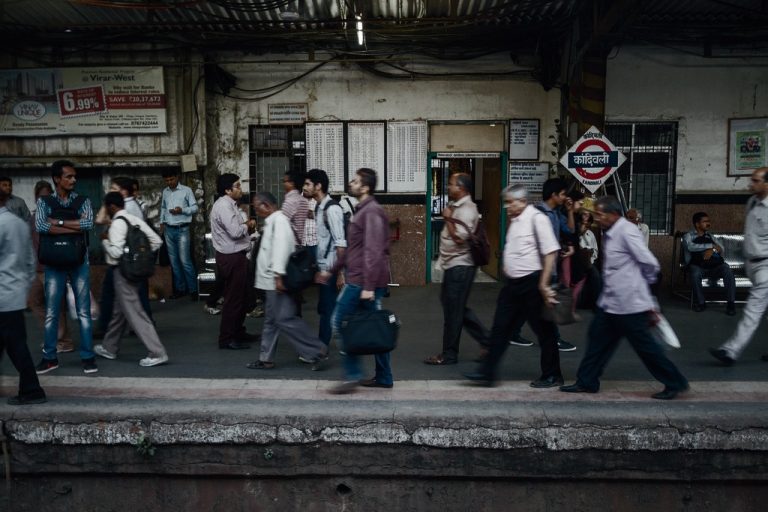 Mumbai-Man-hit-by-local-train-at-Kandivali-station_11zon