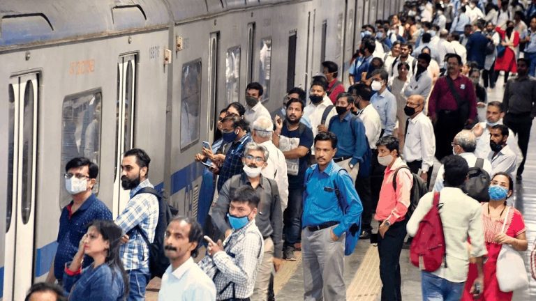 Crowd of ticketless people in AC local of Mumbai, pass holders are facing trouble, big question for railways Crowd of ticketless people in AC local of Mumbai, pass holders are facing trouble, big question for railways