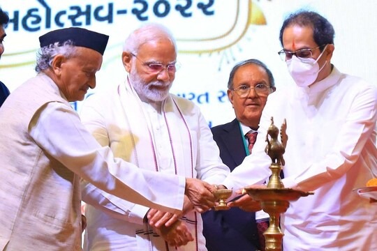 PM-Modi-CM-Thackeray-seen-together-on-stage-after-months_11zon
