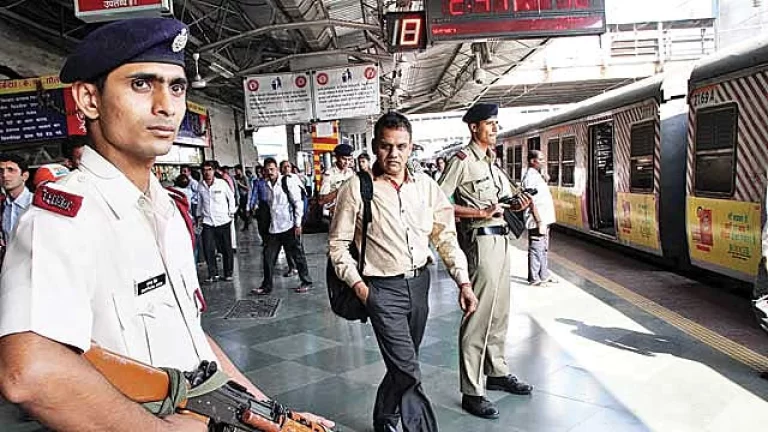 RPF-police-arrested-robber-from-Andheri-railway-station-who-were-stealing-mobile-phone-of-commuter