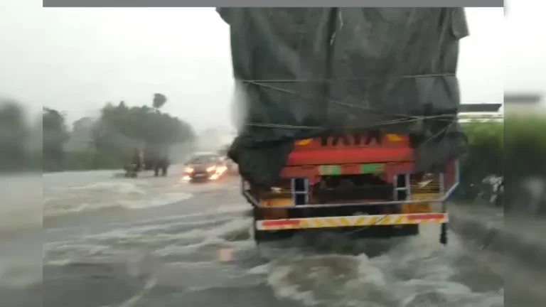 Traffic-movement-affected-on-Mumbai-Ahmedabad-Highway-due-to-rains-in-Palghar