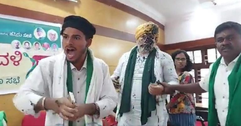Video-Ink-thrown-at-farmer-leader-Rakesh-Tikait-in-Bengaluru-3-detained_11zon