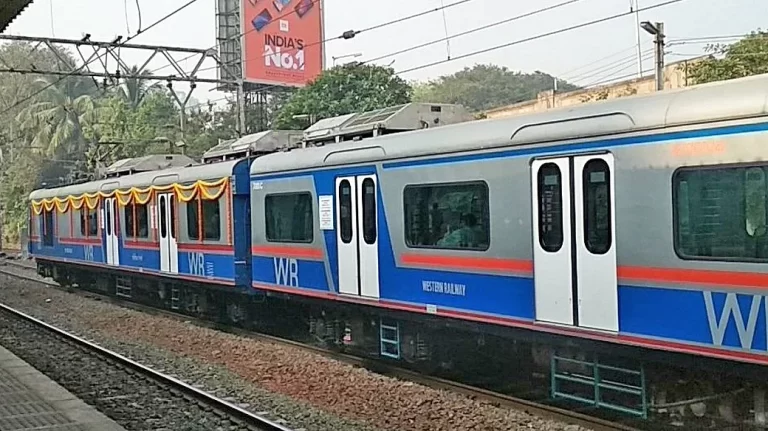 Mumbai: Technical glitch in AC local create panic among commuters on Western line Mumbai: Technical glitch in AC local create panic among commuters on Western line