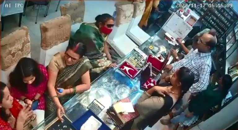 Viral video of women stealing gold jewellery from a shop.