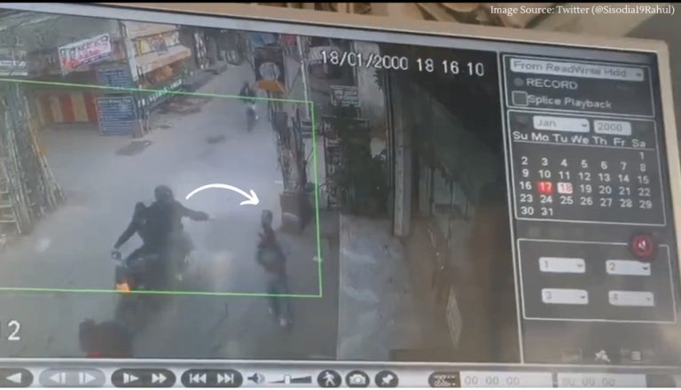 Acid attack Delhi boy throws acid on 17-year-old schoolgirl Acid attack: Delhi boy throws acid on 17-year-old schoolgirl