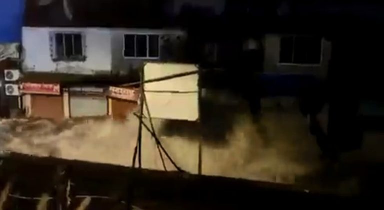 Mumbai’s Asalpha flooded after pipeline burst Mumbai's Asalpha flooded after pipeline burst