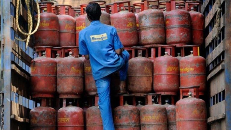 LPG Price Cut:  LPG cylinder price cut by Rs 200 under Ujjwala plan: PMs Raksha Bandhan gift LPG Price Cut: LPG cylinder price cut by Rs 200 under Ujjwala plan: PMs Raksha Bandhan gift