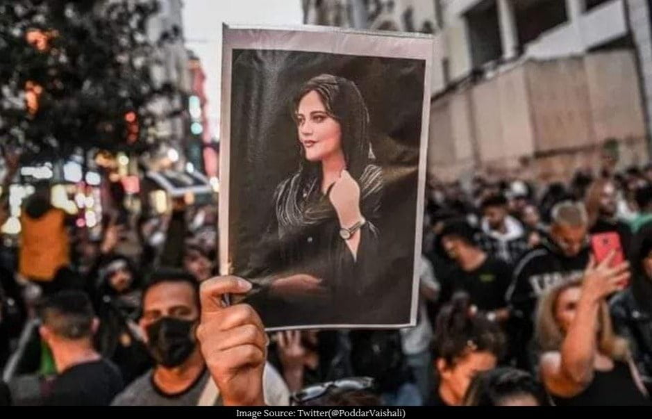 હિજાબ વિરુદ્ધ દેશવ્યાપી દેખાવો સામે અંતે નમી ઈરાન સરકાર, મહિલાઓ માટે નરક સમાન આ નિયમ ભંગ કરવાનો લીધો નિર્ણય.. જાણો વગતે 