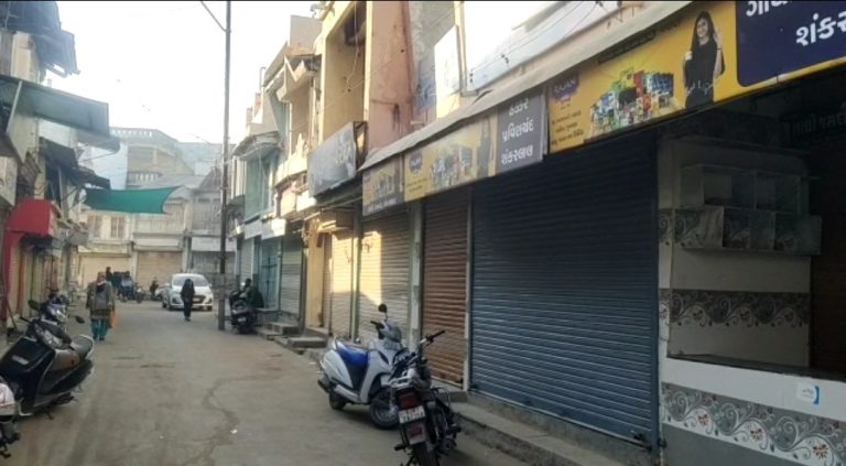 Traders to keep market close in vadnagar to pay tribute to PM Modi mother heeraba death