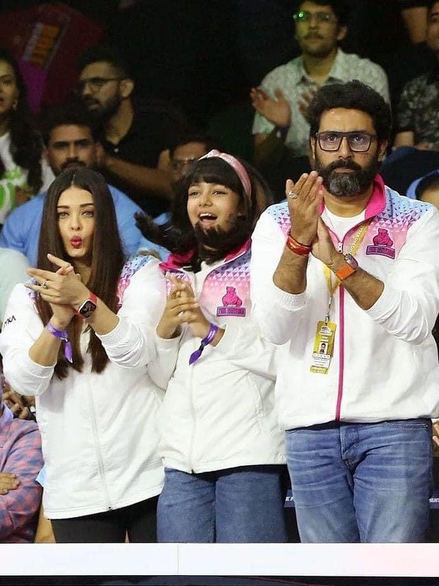 abhishek bachchan along with aishwarya and aaradhya cheers his kabaddi team