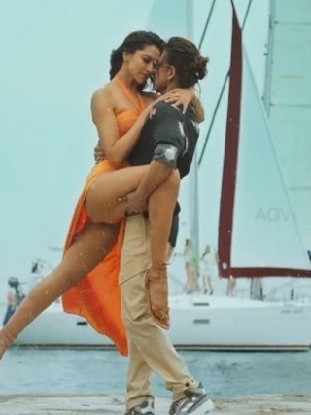 deepika padukone hot photos shah rukh khan film pathaan song besharam rang