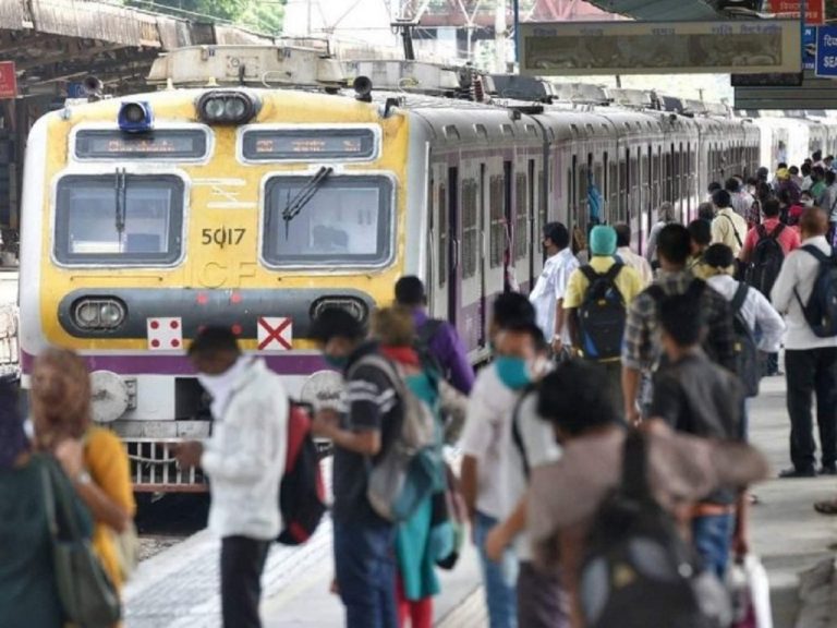 Mumbai: Woman pushed off train for resisting robbery attempt in Mumbai Mumbai: Woman pushed off train for resisting robbery attempt in Mumbai