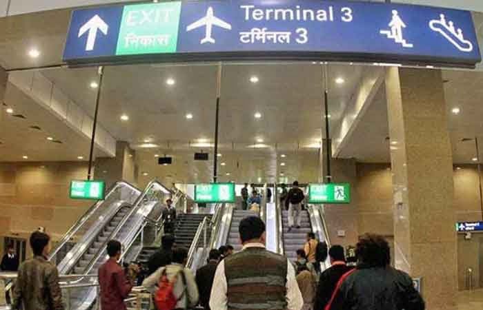 Drunk man publicly urinates at departure gate of Delhi airport Drunk man publicly urinates at departure gate of Delhi airport