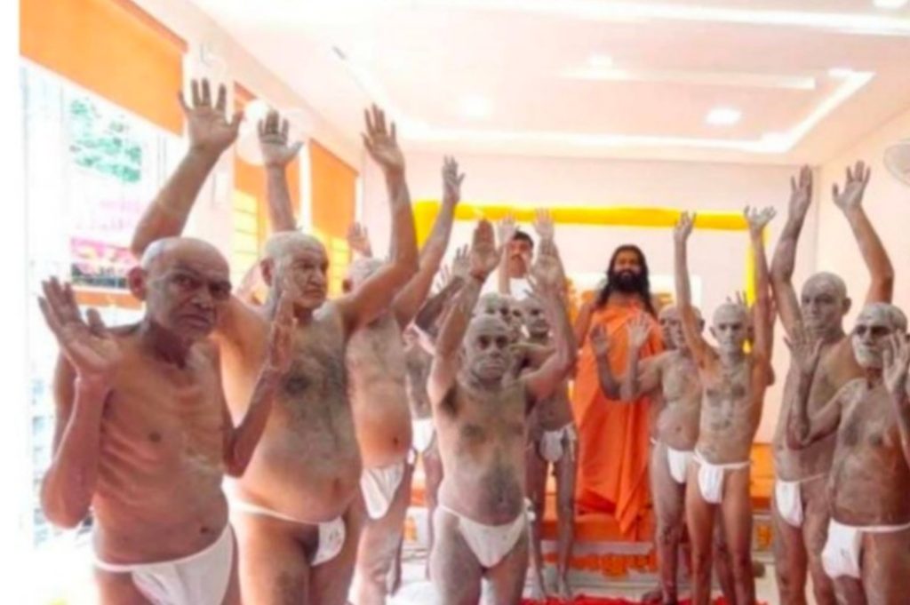 25 Samsaris took initiation with the blessings of mahamandleshwar mahendranandgiri maharaj at Muchkund Cave in Junagadh, Gujarat