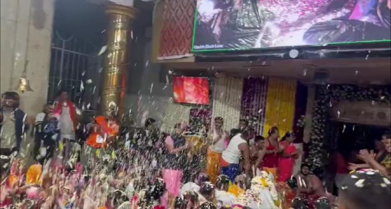 Holi played with 40 quintal flowers in Ujjain’s Mahakaleshwar temple Holi played with 40 quintal flowers in Ujjain's Mahakaleshwar temple
