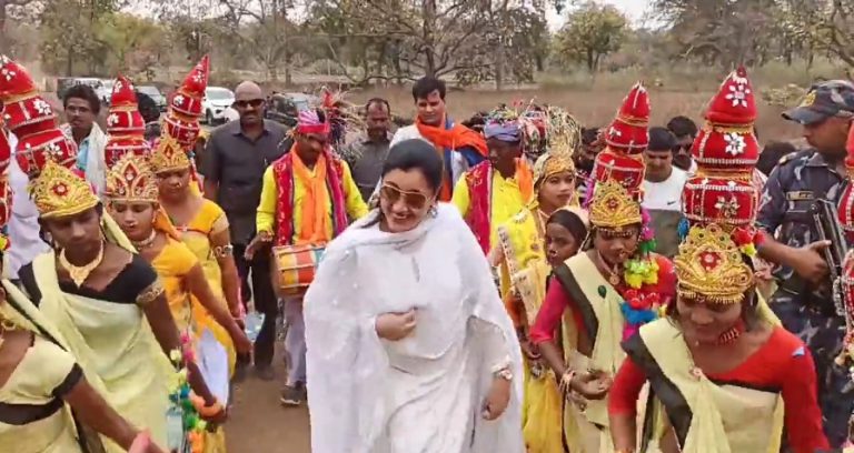 MP Navneet Rana dance with tribal at Melghat