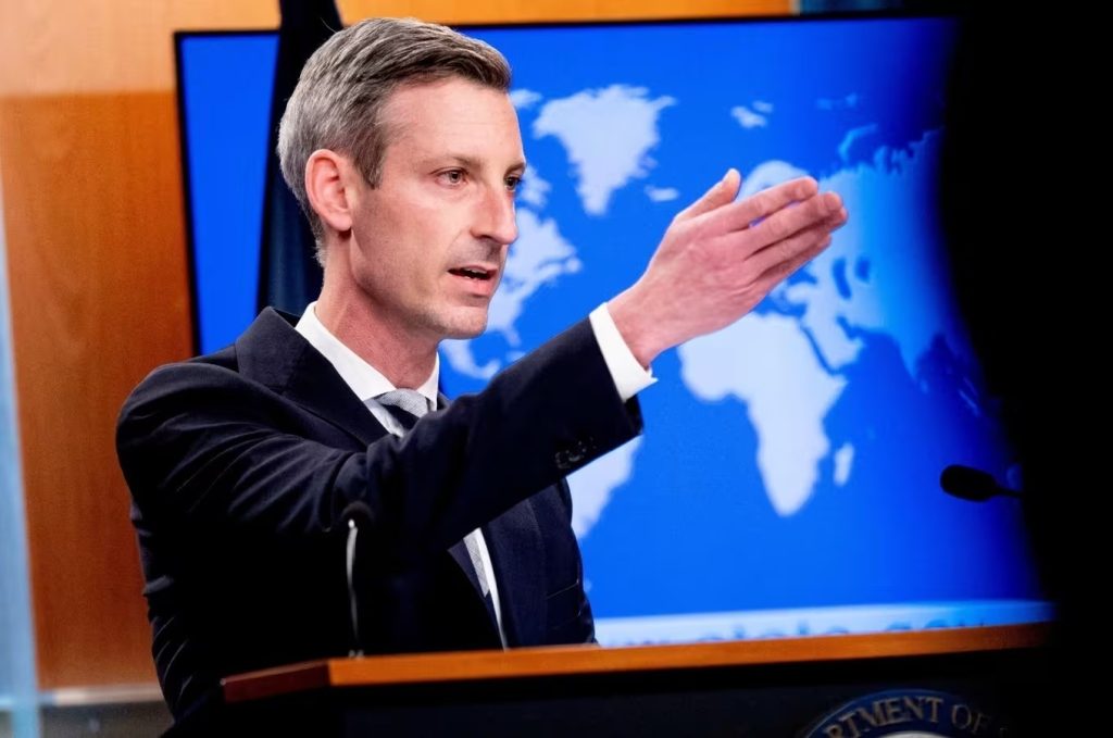 Pakistani journalist begs USA to make India start a dialogue with Pakistan, gets snubbed