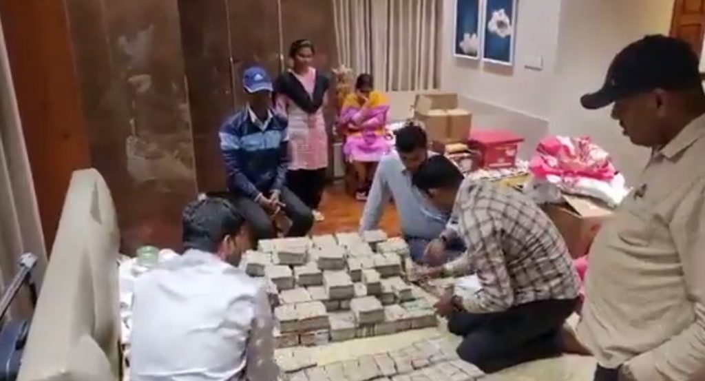 Bengaluru Treasure found at BJP MLA son house officials were stunned to see a bundle of Rs 500 notes