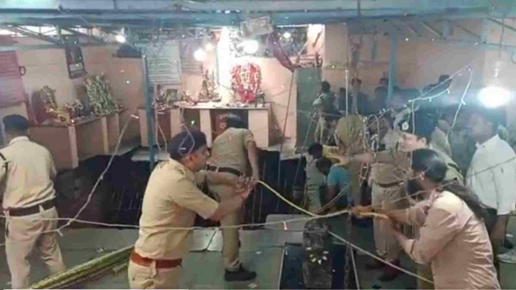 12 dead as roof of well collapses at city temple