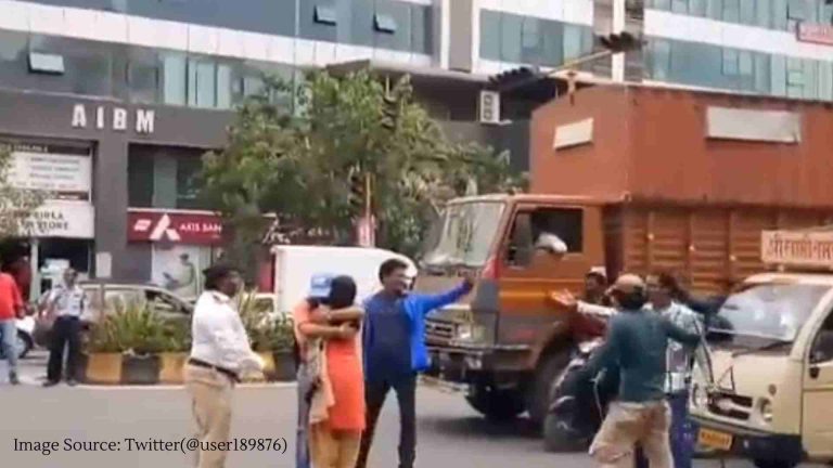 Video of couple hugging in the middle of Pune road goes viral Video of couple hugging in the middle of Pune road goes viral