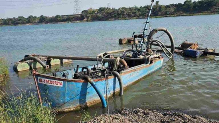 Illegal Sand Mining From Tapi River Caught By Cow Step, Canoe truck Seized Illegal Sand Mining From Tapi River Caught By Cow Step, Canoe truck Seized