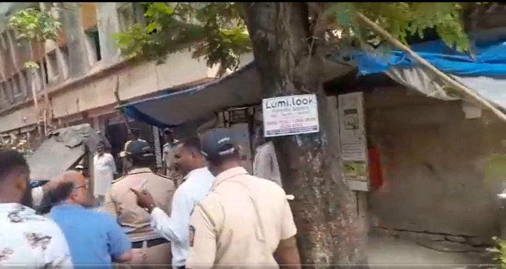 Mumbai police crackdown on 125 unauthorized pan tapris