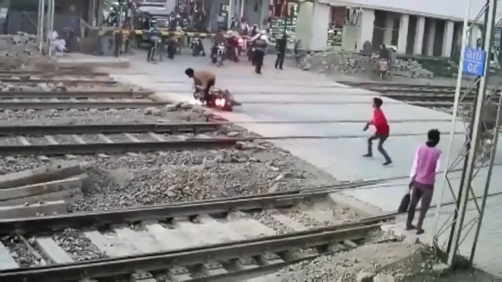 Man abandons motorcycle on track seeing fast-approaching train