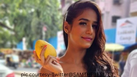 Pic Courtosy – Twitter @RealFirs – 2023-05-10T110022.375 poonam pandey wears bold deepneck revealing dress to buy mangoes
