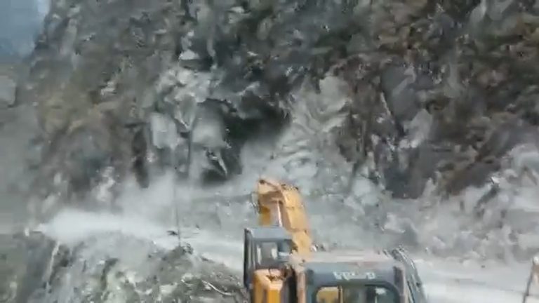 Badrinath: બદ્રીનાથ હાઈવે પર ભક્તો સામે જ થઇ ભૂસ્ખલનની દૂર્ઘટના, જુઓ હૃદય હચમચાવી મુકનારો વીડિયો..