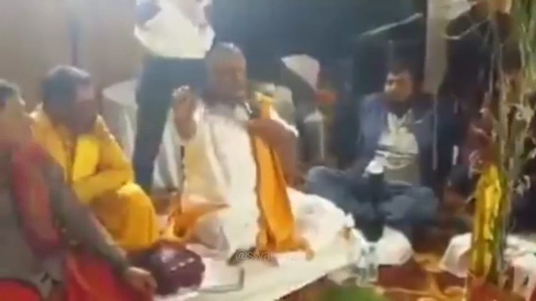 Pandit ji recited the mantra of marriage in a different style