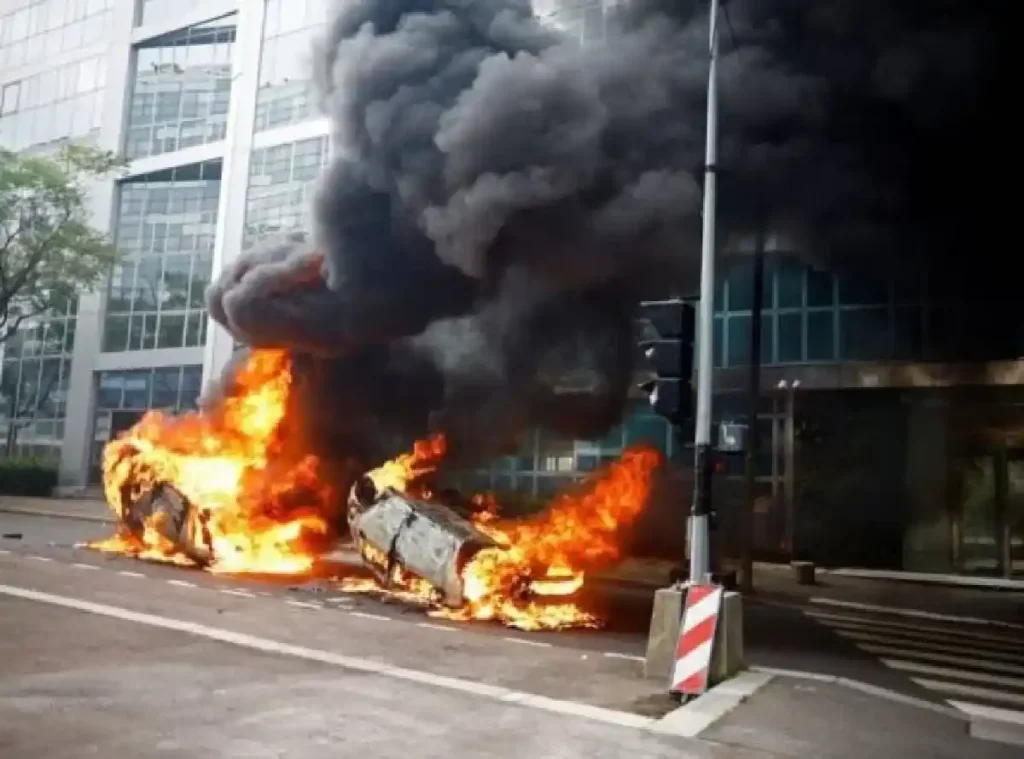 A situation like 'war' on the roads in France! Rioters torched schools, police stations and cars
