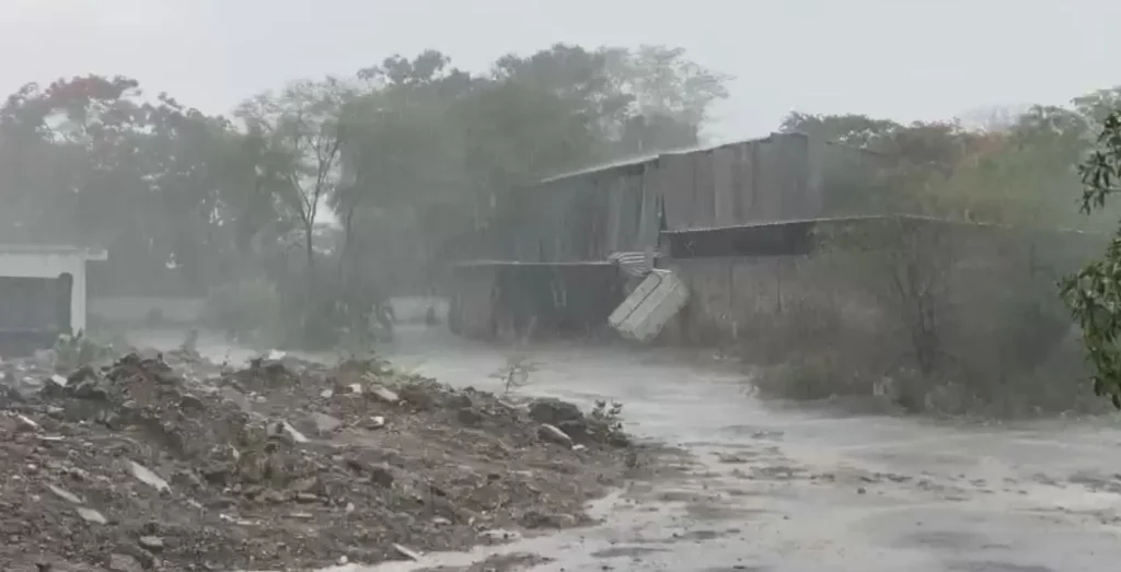 Maharashtra Rains: Read this news before leaving home, red alert for rain in these 4 districts including Pune.. Temples are also filled with water.. Watch video