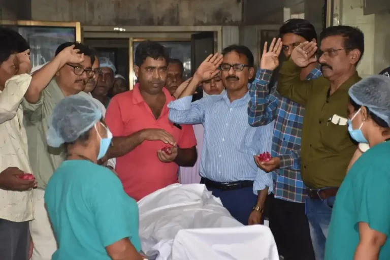 Organ Donation Two brain dead people give life to 6 people at Surat Organ Donation Two brain dead people give life to 6 people at Surat