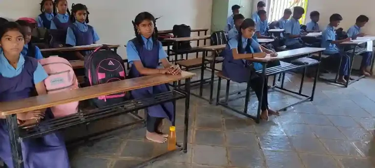 Students do not wear slippers in the classroom