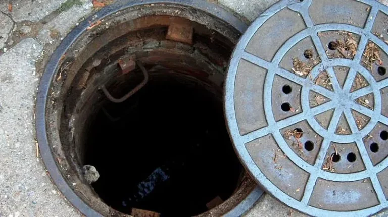 Mumbai News : Siren Will Now Sound As Soon As Manhole Cover Is Stolen In Mumbai Mumbai News : Siren Will Now Sound As Soon As Manhole Cover Is Stolen In Mumbai