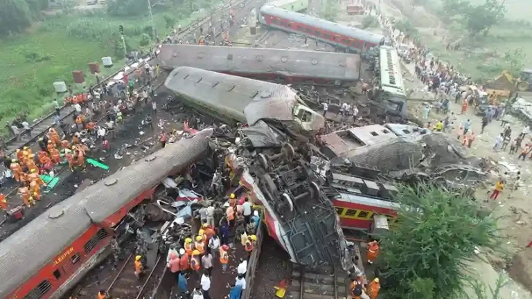 Odisha Train Accident : 233 people died, 3 train collide Odisha Train Accident : 233 people died, 3 train collide