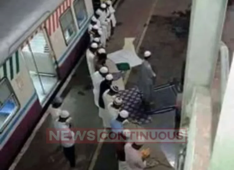 Muslim: Demonstration of fanaticism by Muslims in Panvel station premises; Started praying at the railway station itself.