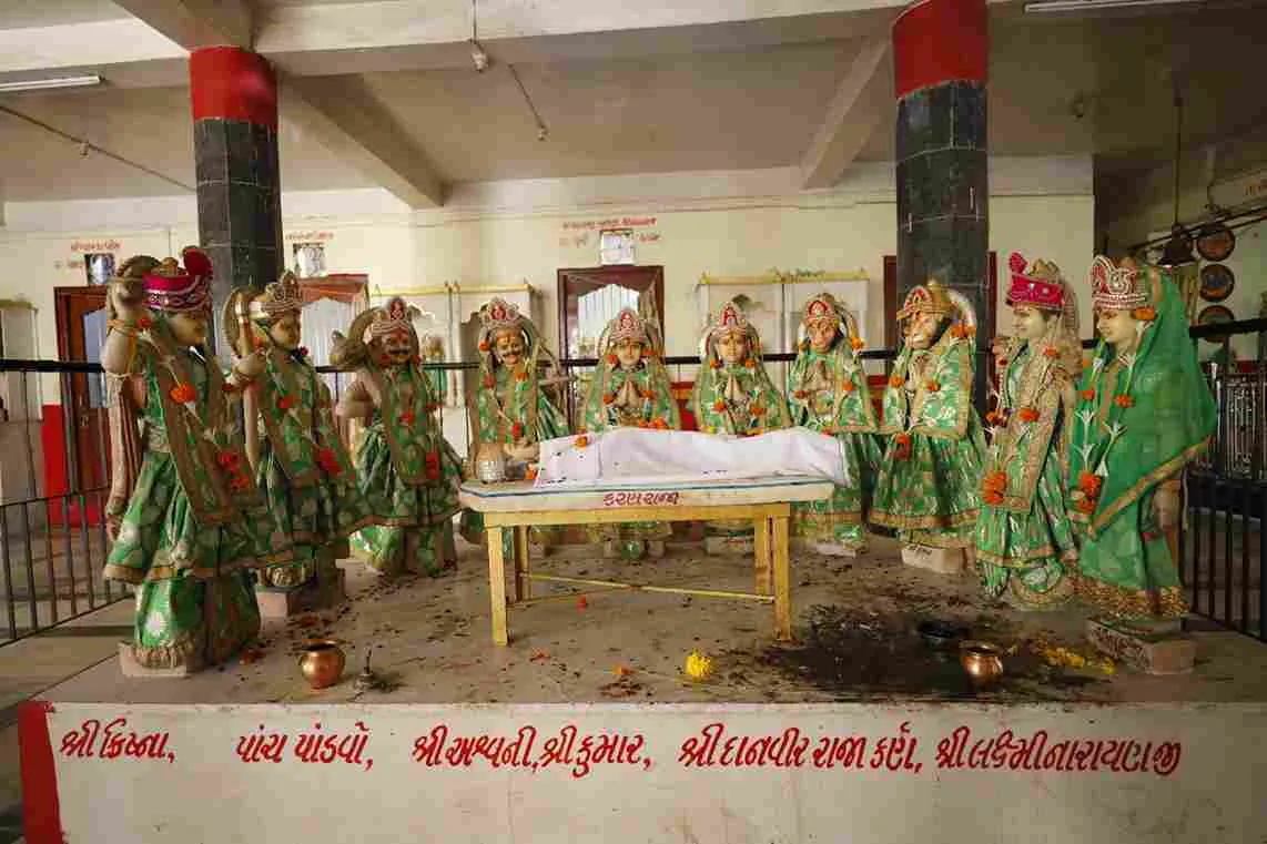 Surat: only 3 leaves have been planted on this tree for thousands of years