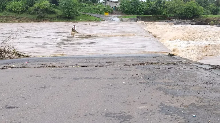 Due to heavy rain, 45 Panchayat owned roads were closed for vehicular traffic in Surat