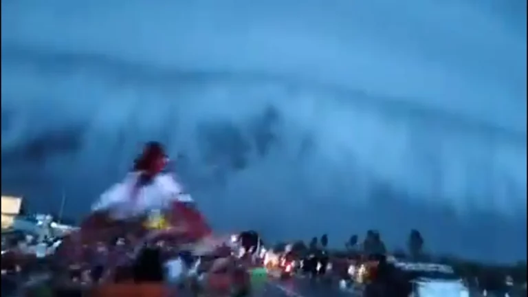 Shelf cloud : હરિદ્વારમાં આકાશમાં દેખાયો 'શેલ્ફ ક્લાઉડ', આ નજારો જોઈને લોકોની નીકળી ગઈ ચીસ, જુઓ વિડિયો..