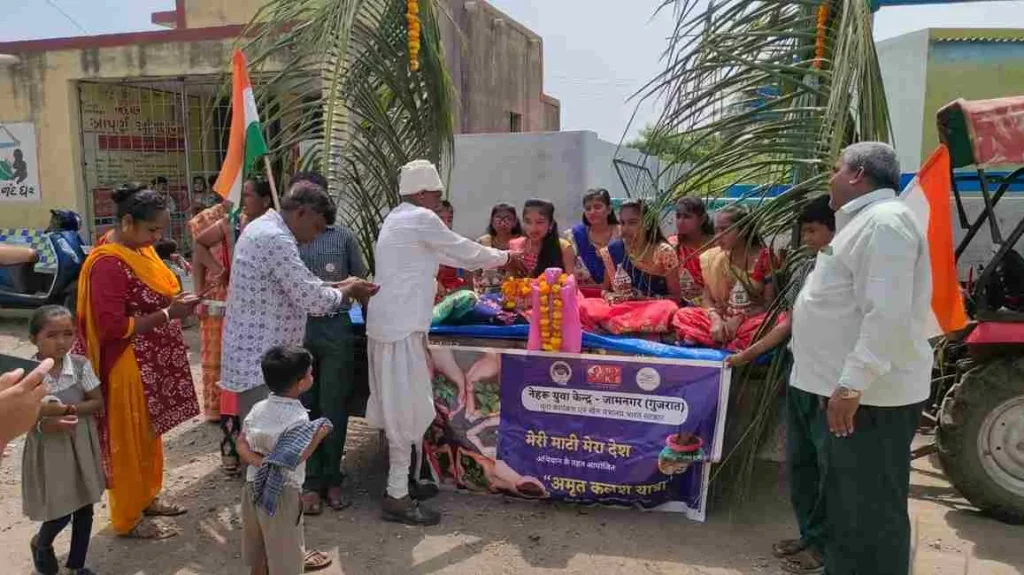 Organized “Amrit Kalash Yatra” in Dhuwav village by Nehru Yuva Kendra Jamnagar