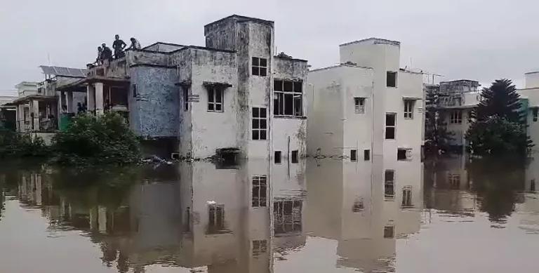 Ankleshwar turned into a bat, water seeps up to first floor of 15 Hansot Road society