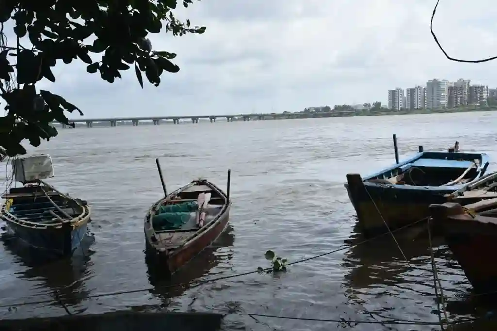 Gujarat: Mayor Dakseshbhai Mavani visiting the low-lying areas where water income is increasing in Ukai Dam