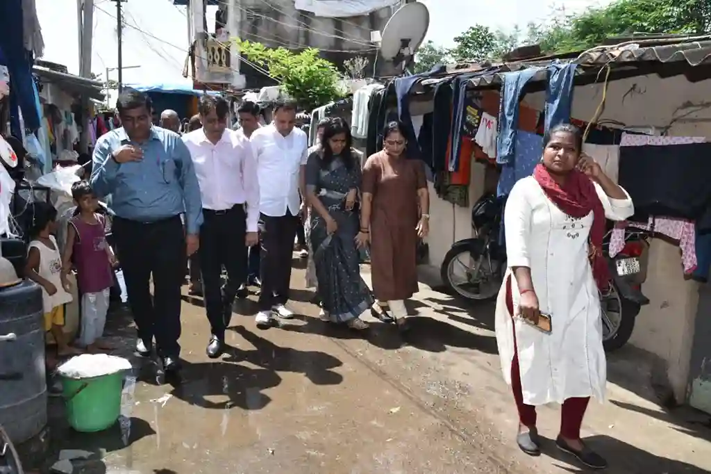 Gujarat: Mayor Dakseshbhai Mavani visiting the low-lying areas where water income is increasing in Ukai Dam