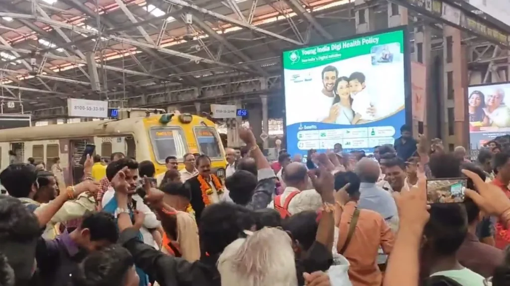 Mumbai Local Train: Passengers Memorable Farewell Mumbai Local Train Driver Danced On Platform Video Viral